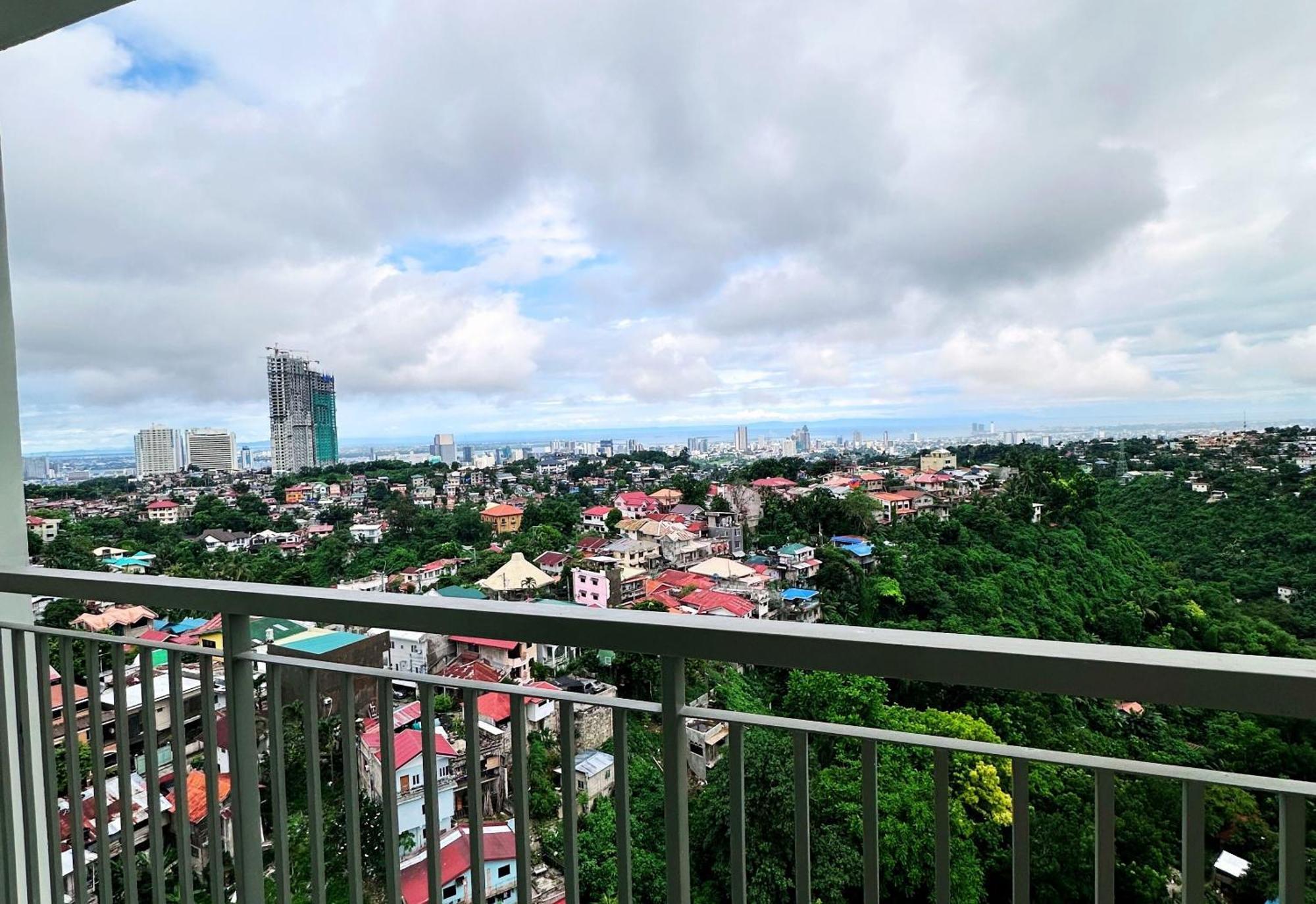Отель Hayat Sky Towers Себу Экстерьер фото