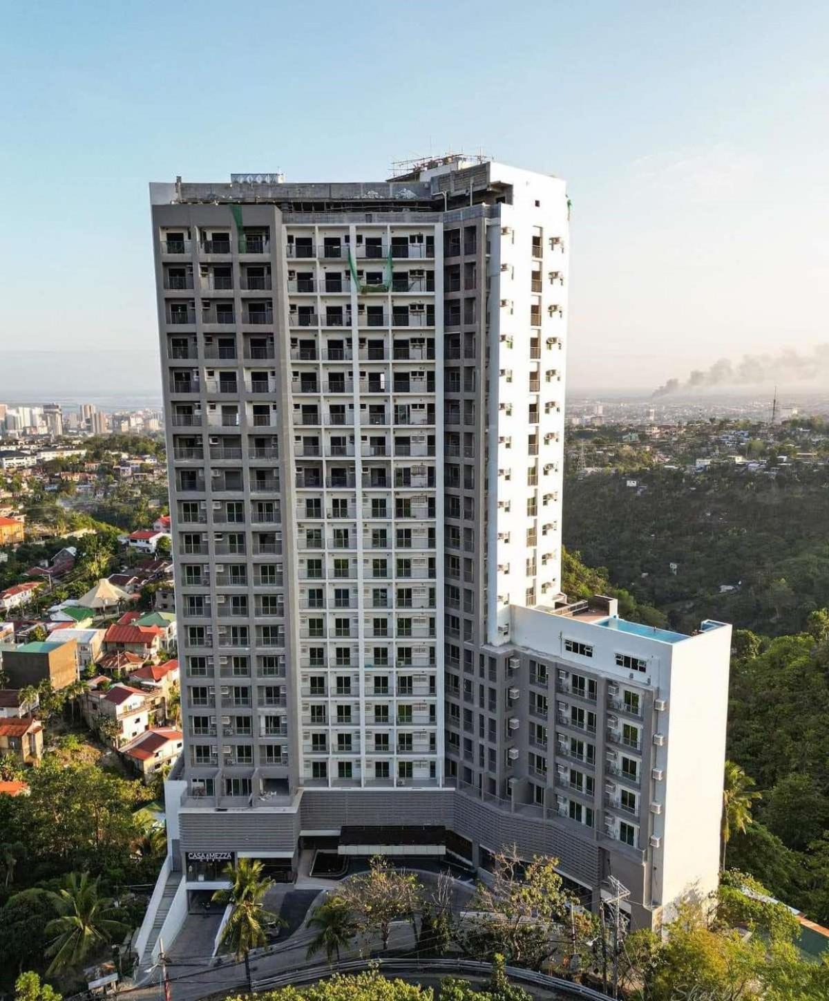 Отель Hayat Sky Towers Себу Экстерьер фото